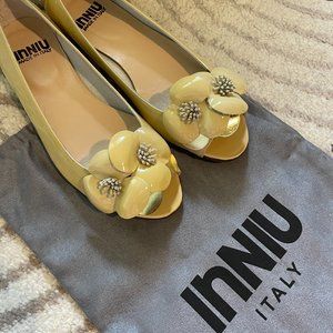 NWT InNIU Italy Women Summer Flats Peep Toe Gold Heel Flower Decor, Size: 6